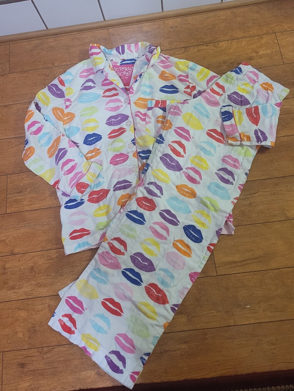 Victoria's Secret White Pajama Set with Multicolor Lip Print
